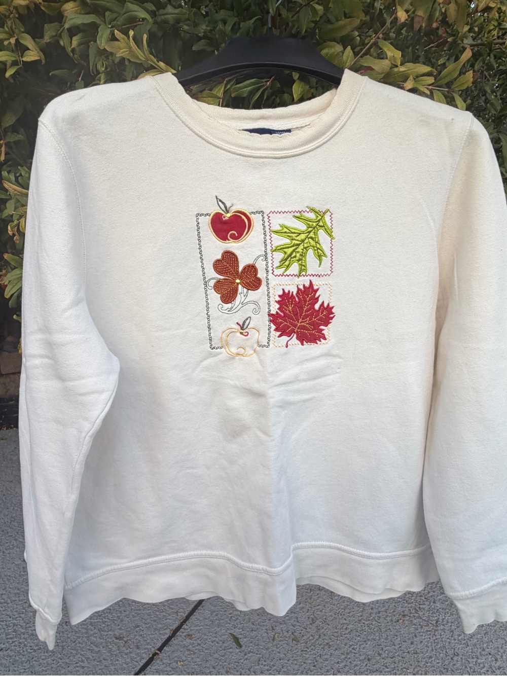 Basic Editions Cream Crewneck Sweatshirt with Autumn Embroidery size L